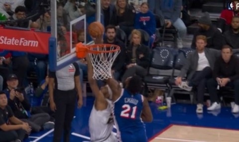 足球比赛直播-这也行？恩比德明显干扰球裁判没吹 好像还动手拉纳吉球衣了