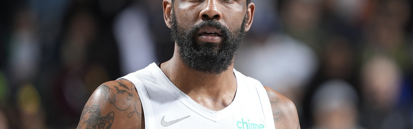 足球比赛直播-浓眉：当然希望欧文尽快回归但不会主动催他复出 他是名人堂级别